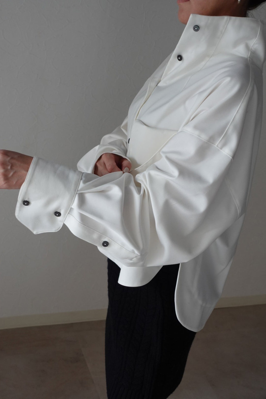 Jess】ショートハイネックシャツ – un number