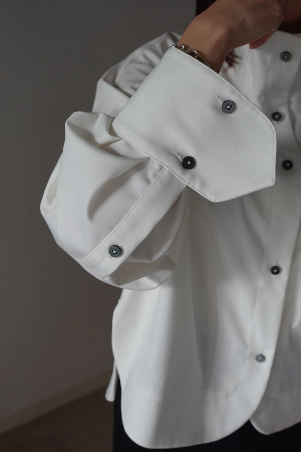 Jess】ショートハイネックシャツ – un number