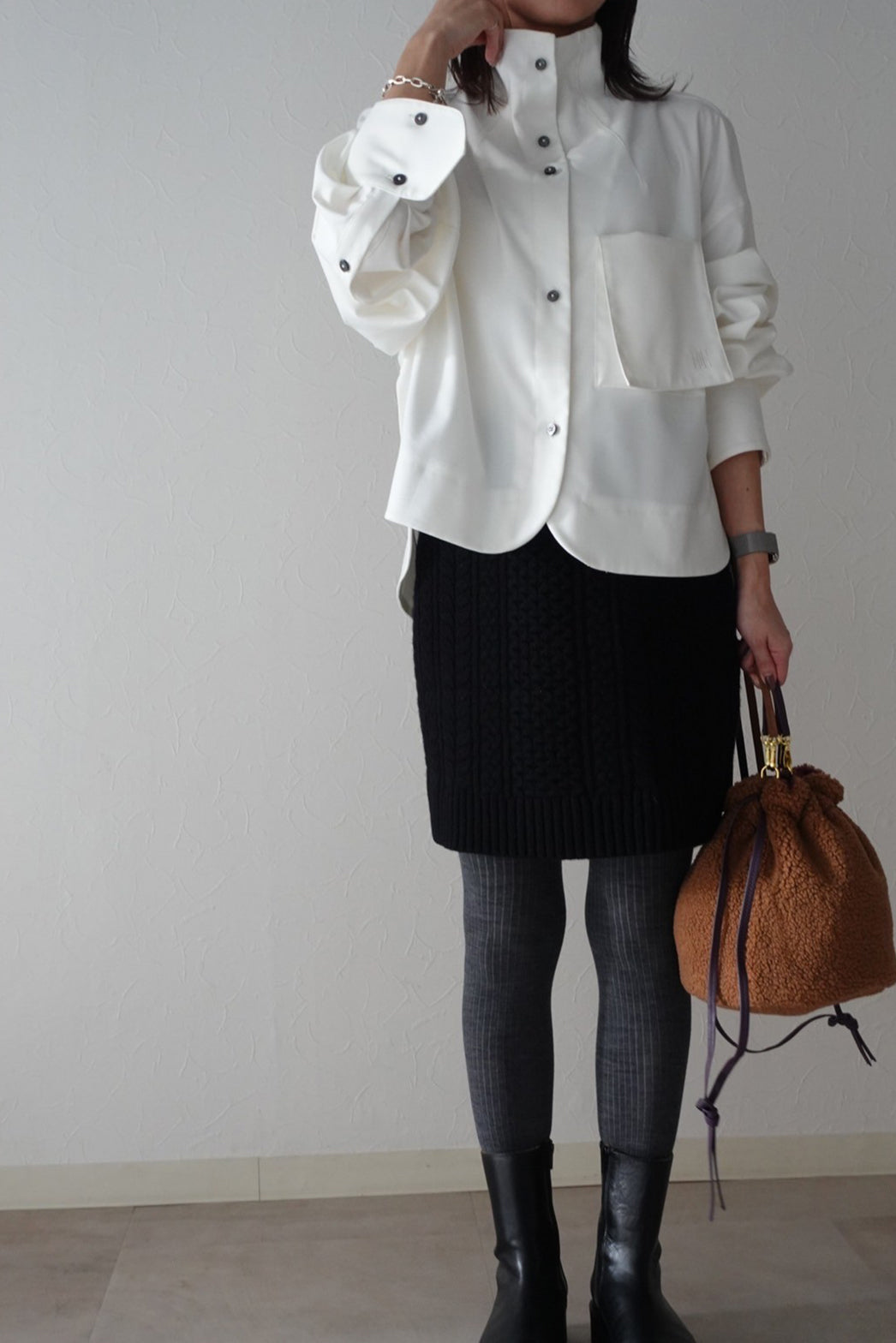 Jess】ショートハイネックシャツ – un number